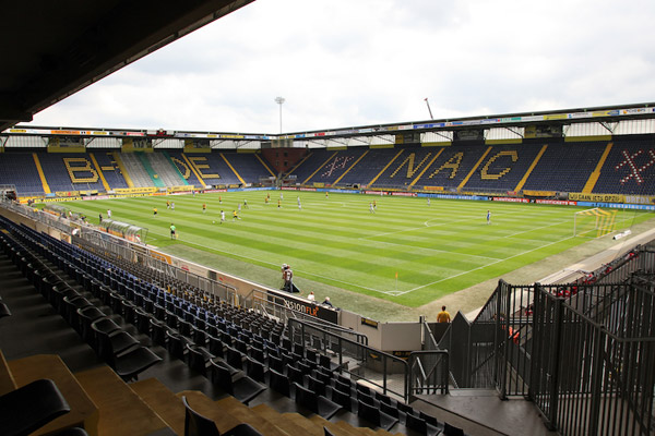 NAC speelde zondag tegen Heracles, Zonder publiek, dat stond naast het stadion. foto Peter Visser